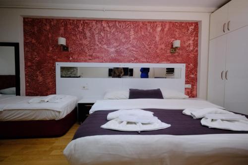 Triple Room with Balcony image 9