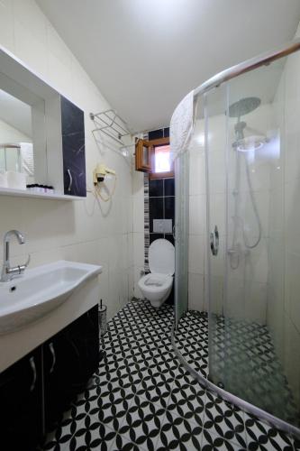 Triple Room with Balcony image 1