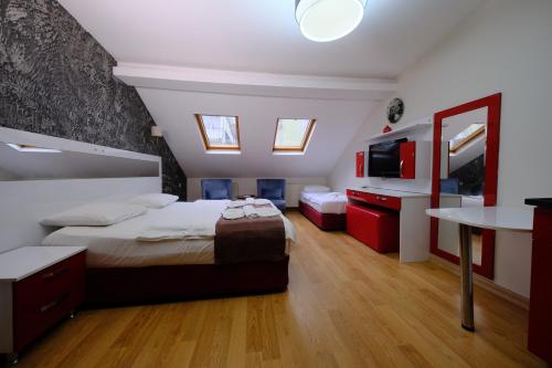Triple Room with Balcony image 7