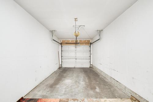 Welcoming Condo in Davenport Central Location! Welcoming Condo in Davenport Central Location!