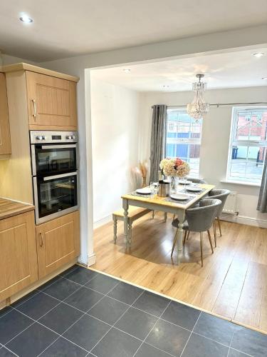 廚房, Spacious 5-Bed Detached House, Sleeps 10, Parking in 德斯伯勒