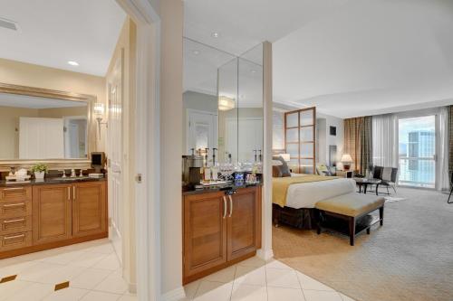 Comfort Suite at MGM Signature Balcony Strip View, Las Vegas (photo 11)