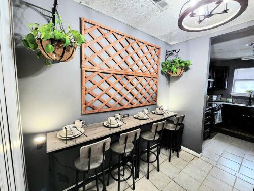 HI-TEK MANOR B - Prime Location - 2-75 inch 4K TVs in Charleston, USA