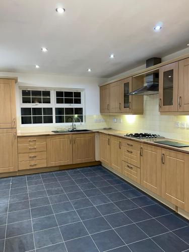 廚房, Spacious 5-Bed Detached House, Sleeps 10, Parking in 德斯伯勒