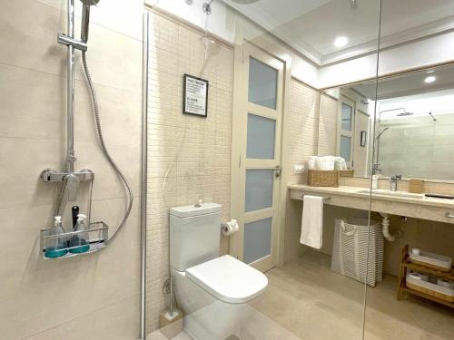 One-Bedroom Apartment image 6