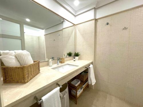 One-Bedroom Apartment image 5