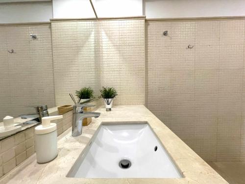 One-Bedroom Apartment image 3