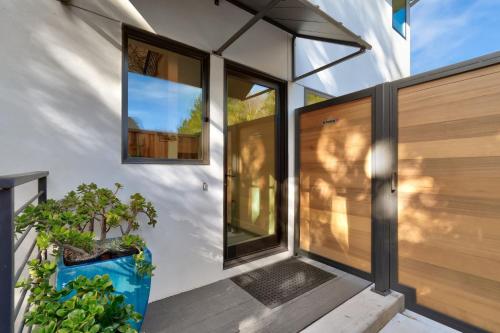 Dazzling Modern Home Close to Downtown Palo Alto and Stanford Dazzling Modern Home Close to Downtown Palo Alto and Stanford