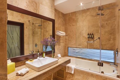 Superior King Room image 6