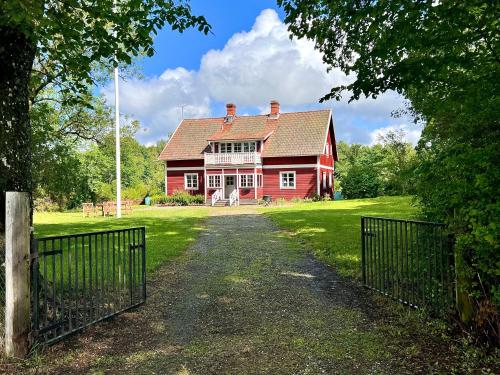 Sjönära lantgård i Bergslagen - Accommodation - Skinnskatteberg