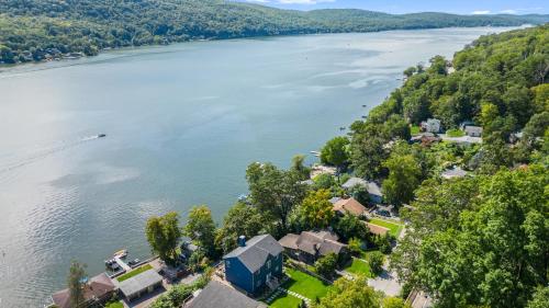 Luxury Lake Oasis ~ Hot Tub ~ Stunning Views ~ Bar