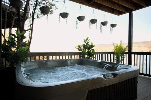 Luxury Lake Oasis ~ Hot Tub ~ Stunning Views ~ Bar