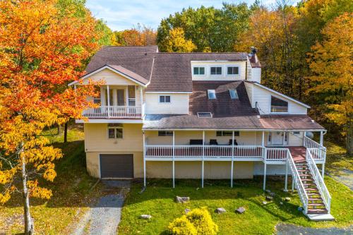 Family-Friendly Poconos Retreat with Deck and Hot Tub!
