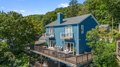 Kert, Lakeview Villa with Private Hot Tub, Firepit & Spacious Decks with Breathtaking Cliff Views in Greenwood Lake (NY)