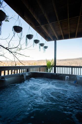 Létesítmények, Lakeview Villa with Private Hot Tub, Firepit & Spacious Decks with Breathtaking Cliff Views in Greenwood Lake (NY)