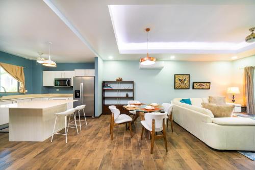 Shared lounge/TV area, Condo Casa Blanca 7 - NEW 2 BR condo, near to the beach in Potrero