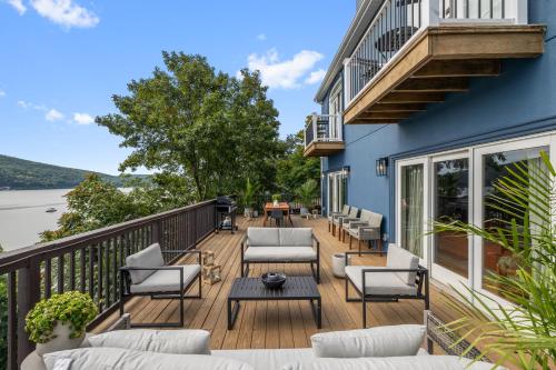 A szálláshely kívülről, Lakeview Villa with Private Hot Tub, Firepit & Spacious Decks with Breathtaking Cliff Views in Greenwood Lake (NY)
