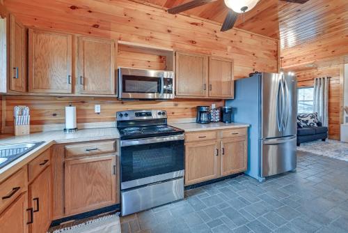 Bee Spring Cabin with Arcade Game Steps to Lake! in Cub Run, USA