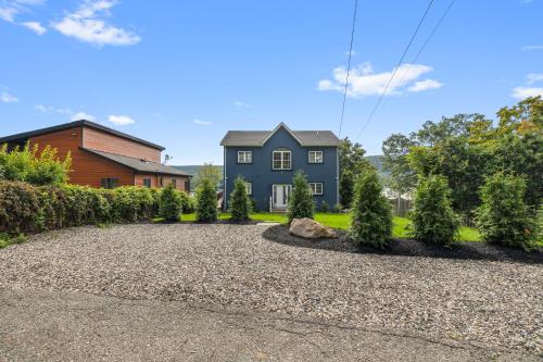 Luxury Lake Oasis ~ Hot Tub ~ Stunning Views ~ Bar