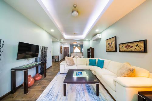 Shared lounge/TV area, Condo Casa Blanca 7 - NEW 2 BR condo, near to the beach in Potrero