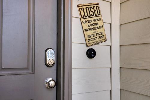 Speakeasy - A Birdy Vacation Rental in San Antonio, USA