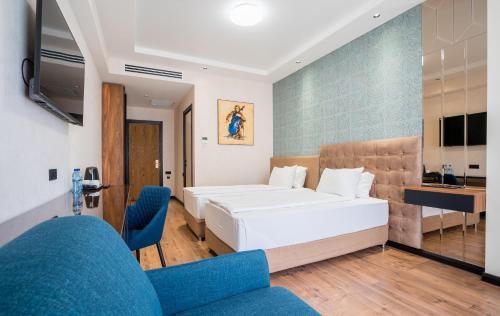 2 twin beds, 1 sofa bed