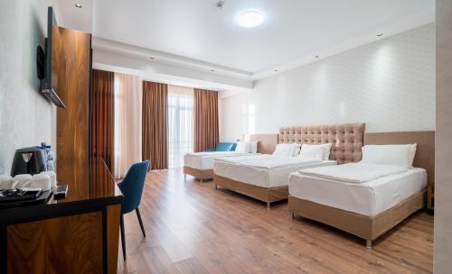 1 king bed, 2 twin beds, 1 sofa bed