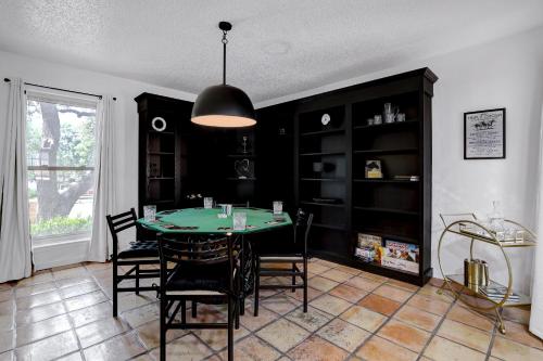 Triple Crown - A Birdy Vacation Rental in San Antonio, USA