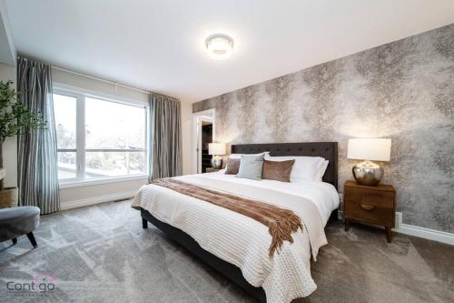 The Azure, Near DT & University, TWO King Beds!, Edmonton