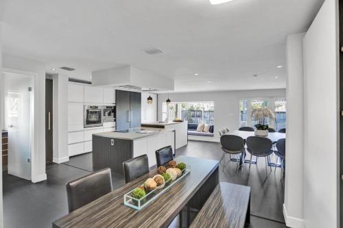 Oasis: 5 BR 5 min from the Beach in Hollywood, USA