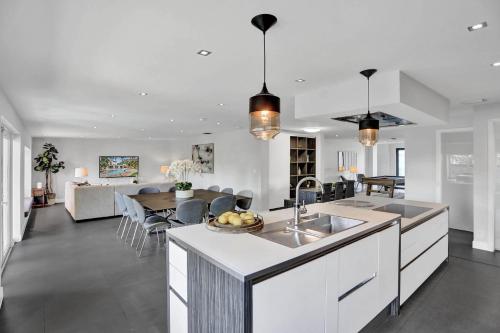 Oasis: 5 BR 5 min from the Beach in Hollywood, USA
