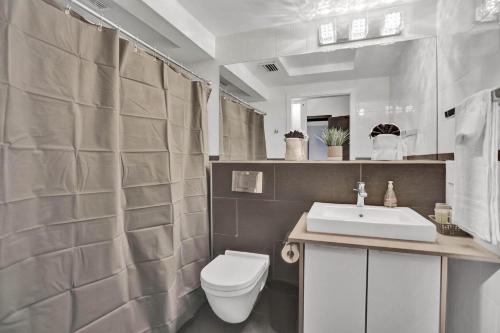 Oasis: 5 BR 5 min from the Beach in Hollywood, USA