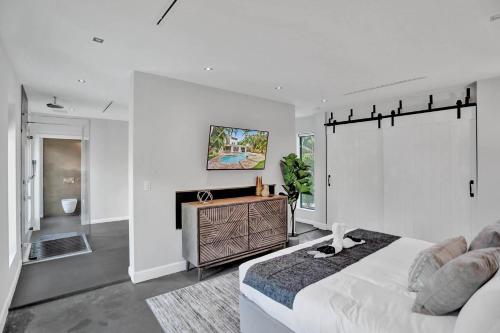 Oasis: 5 BR 5 min from the Beach in Hollywood, USA