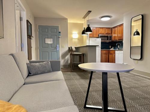 Staybridge Suites Milwaukee West-Oconomowoc an IHG Hotel - image 14