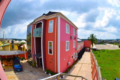 Зовнішній вигляд готелю, Remzy Hotel & Suites, Olomore in Абеокута