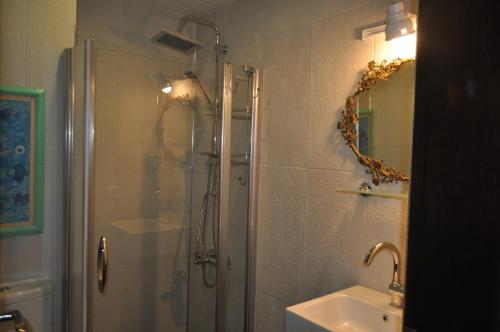 Standard Twin Room image 7