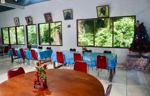Restaurant, Tarsius Home Stay in Rinondoran