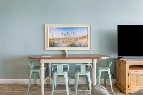 Laketown Wharf #1306 by Nautical Properties