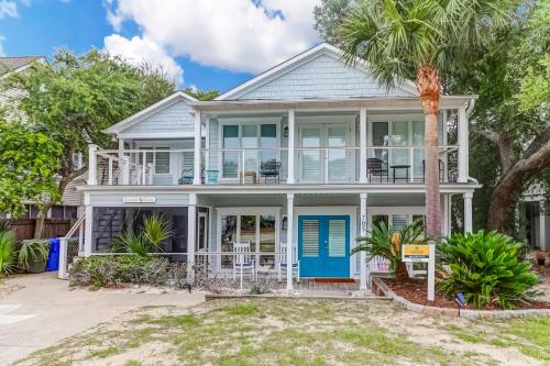 Backyard Oasis with Private Pool & Hot Tub! Close to Beach! in Isle of Palms, USA