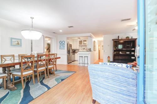 Backyard Oasis with Private Pool & Hot Tub! Close to Beach! in Isle of Palms, USA