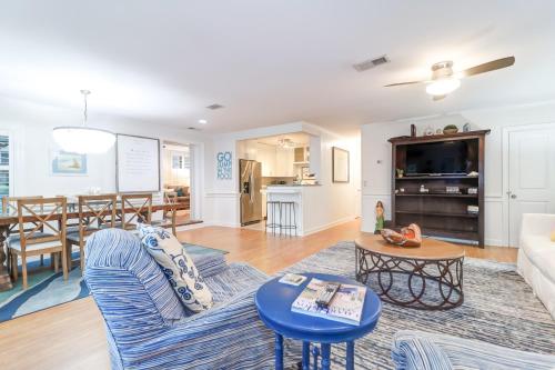 Backyard Oasis with Private Pool & Hot Tub! Close to Beach! in Isle of Palms, USA