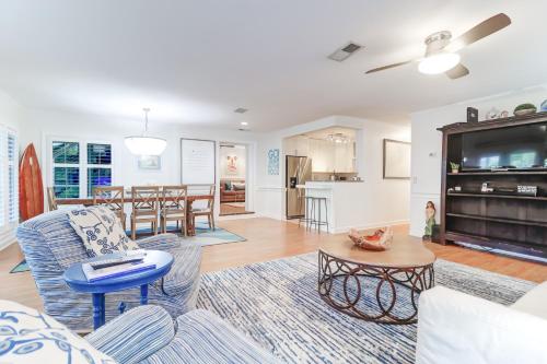 Backyard Oasis with Private Pool & Hot Tub! Close to Beach! in Isle of Palms, USA