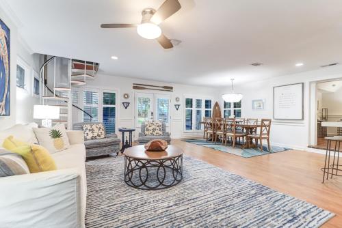 Backyard Oasis with Private Pool & Hot Tub! Close to Beach! in Isle of Palms, USA