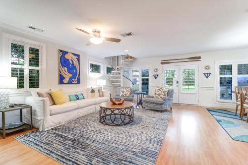 Backyard Oasis with Private Pool & Hot Tub! Close to Beach! in Isle of Palms, USA