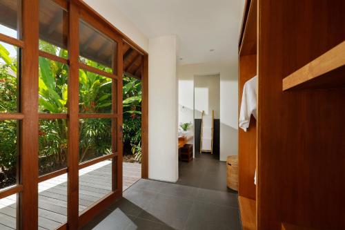 Seven-Bedroom Villa with Private Pool  image 10