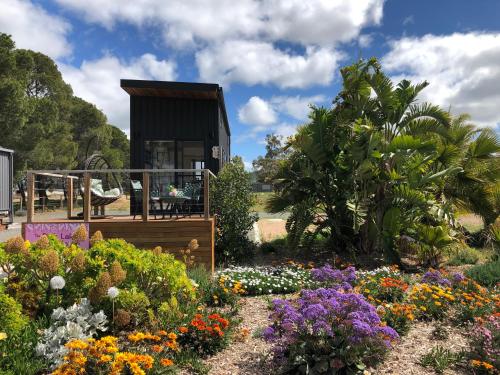 B&B Lochiel - The Pink Lake Tiny House - 'Sakura' - Bed and Breakfast Lochiel