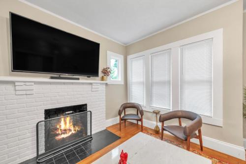 Beautiful 4BR 2 Bathroom House with Parking in Springfield, USA