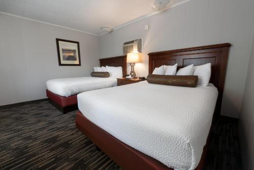 Center Room with Two Queen Beds