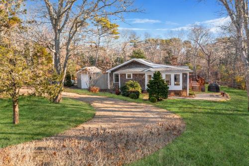Fresh Pond Chateau Renovated Bright and Cozy Home in Oak Bluffs, USA