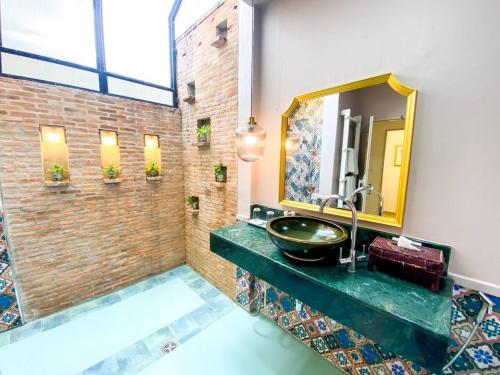 Bathroom, Tharaburi Resort Sukhothai in Sukhothai
